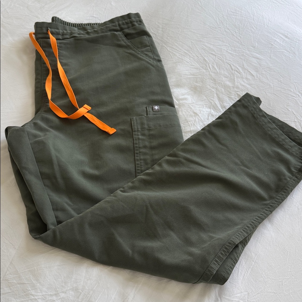 Moss Green Women’s Figs Yola Scrub Pants Medium Petite